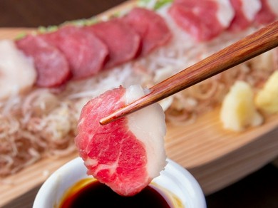 熊本より馬肉直送『特選熊本古閑牧場の極上桜肉盛り合わせ　2人前（フタエゴ・モモ・タテガミ）』