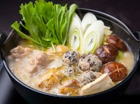 水炊きのスープは、熊本の地鶏「天草大王」のガラを10時間、香味野菜と一緒にじっくり煮込んでつくります。白濁のスープに、鶏肉、つくね、野菜などをたっぷり加えながら堪能。