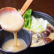「天草大王」は、一度絶滅しながらも長い年月をかけて復活させた鶏肉。『水炊き』では、このガラを、骨の髄までトロトロに溶けるまで煮込んでいます。『刺身・タタキ』では、鶏肉をダイレクトに堪能できます。