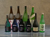 西日本の地酒を中心に、魚介と好相性のお酒を取り揃え。「久保田」で知られる新潟の名蔵元・朝日酒造が醸す「洗心」など、プレミアム銘柄も充実しています。
