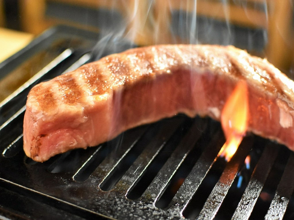 上質な味わいに舌鼓を打つ、心落ち着くシックな空間