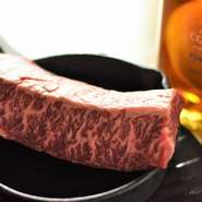 お肉と一緒に味わいたいのが、種類豊富に取り揃えられたワイン。上質なお肉に合うシャンパンやワインを取り揃え、大切な日やお祝いに華を添えてくれます。