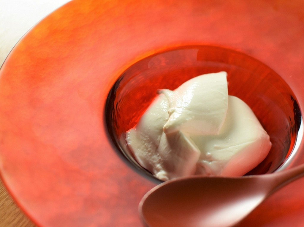 自慢のトロける杏仁豆腐