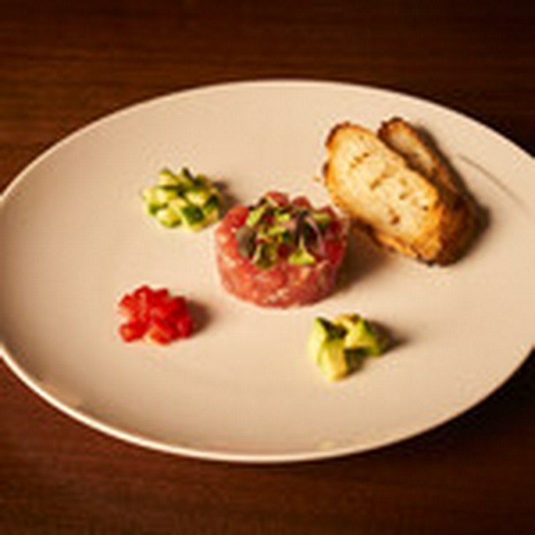 TUNA TARTAR 鮪のタルタル　グリーンサラダ　アボカド添え