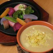 女性に大人気！コンテ特有のミルクの甘味を溶かし込んだチーズフォンデュ風バーニャカウダ。茨城県産の季節の有機野菜を蒸して温野菜にソースとの相性抜群です。