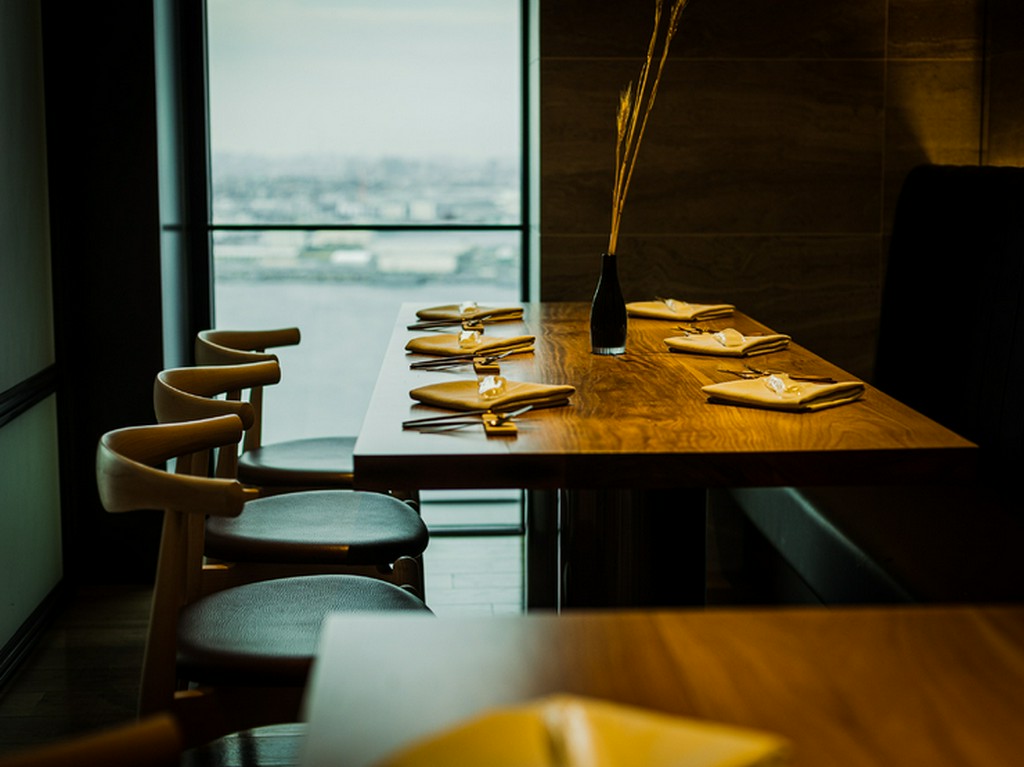 陽の光がたっぷりと降り注ぎ、リラックスして過ごせる店内