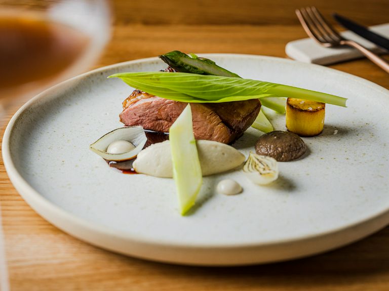 肉料理「鴨と黒オリーブ、セルリアック、クミン、クリスピーポテト」