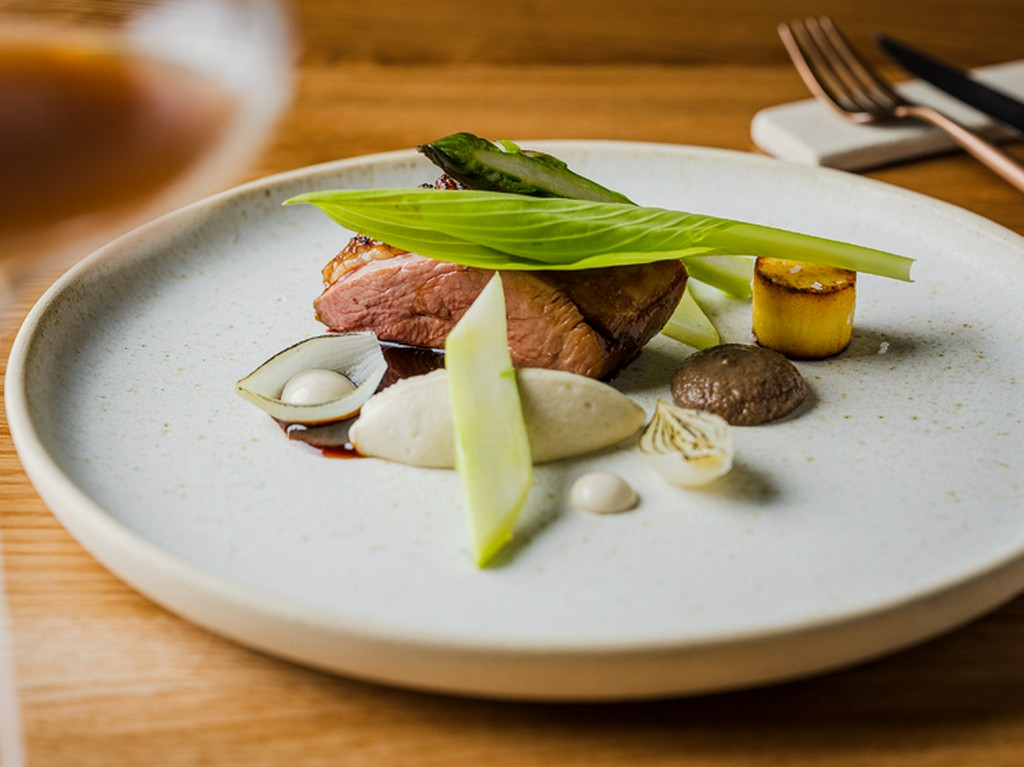 肉料理「鴨と黒オリーブ、セルリアック、クミン、クリスピーポテト」