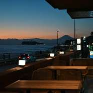 夕焼けどきのテラス席