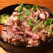 牛肉本来の旨みと香りを強く感じられ、食べ応え抜群。熱々をお楽しみいただけるようスキレットグリルでご提供。ぜひワインと楽しんでほしいキッチンシバの名物。