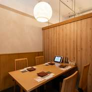 個室は2部屋あり、つなげれば最大10名まで利用可能。木の温もりに包まれた空間で、落ち着いて会話を楽しめます。周囲を気にせず過ごせるので、接待や家族の食事会にも最適です。
