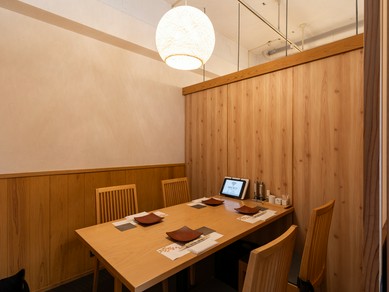 プライベート感あふれる部屋で、会話と料理をゆったりと