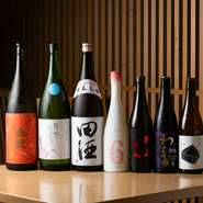 山口県の地酒を中心に、全国から選りすぐりの銘柄を揃えています。珍しい一本に出合えることも。信頼する酒店との絆が生む、酒通をもうならせるラインナップで、料理との相性も格別です。