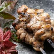 山口県産の地鶏“黒かしわ”を丁寧に焼き上げた逸品。脂の風味が豊かで、一口ごとに肉の旨みがあふれます。たれは創業時から継ぎ足された秘伝の味。沖縄産のミネラル豊富な塩も、鶏の旨みをやさしく引き立てます。