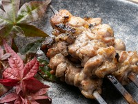 深い旨みと香ばしさが織りなす『長州地鶏黒かしわ　もも串（塩・たれ）』