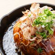 メレンゲ状にした卵を、ふんわりと焼き上げた創作料理。口に入れた瞬間、軽やかに溶けていく楽しい一皿です。熱々の鉄板で供され、ソースとの相性も絶妙。グルテンフリーで罪悪感なくいただけます。＋チーズもあり。