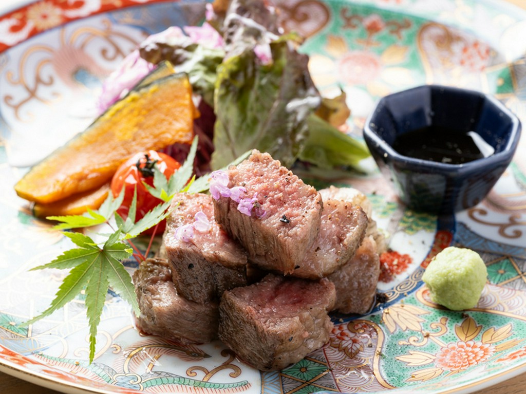 香ばしさ際立つ、備長炭で丁寧に仕上げた『A5和牛サイコロ』