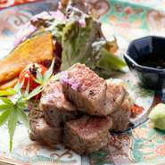 A5ランク和牛サーロインを高級備長炭で焼き上げた贅沢な一皿。芳しい香りとジューシーさが特徴。添えられた自家製ポン酢やわさび塩が、肉の旨みをより引き立てます。サイコロなので、シェアにも最適。