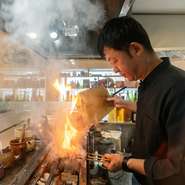 一本一本丁寧に、手差し・手焼きで仕上げる串焼き。経験で培った確かな技で、火入れの加減に決して妥協はありません。「当たり前のことを当たり前に」――その真摯な姿勢こそ、この店の信頼の証です。