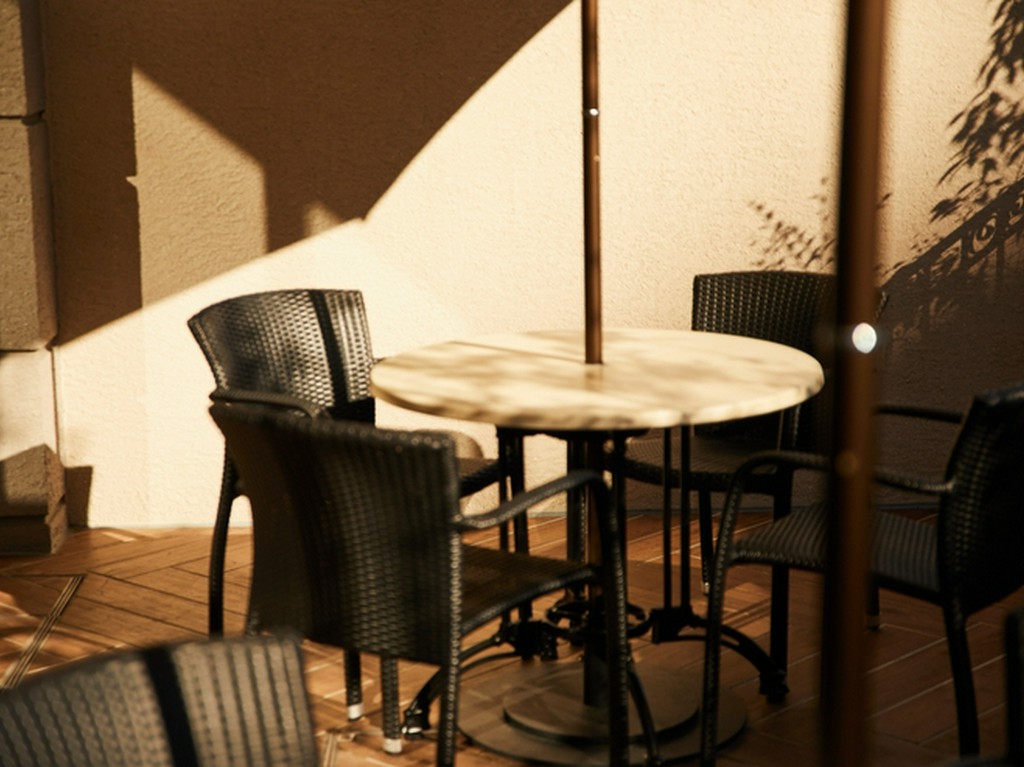 自然光と風が心地いいテラス席があり、ペットとの利用もOK！