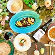 昼・夜とも多彩なコースがあり、誕生日や結婚記念日、人生の節目の食事会を楽しむ家族も多数。本格料理を肩肘はらずに満喫できる雰囲気で、家族で和やかにくつろぎながら、記憶に残る美味と時にひたれます。