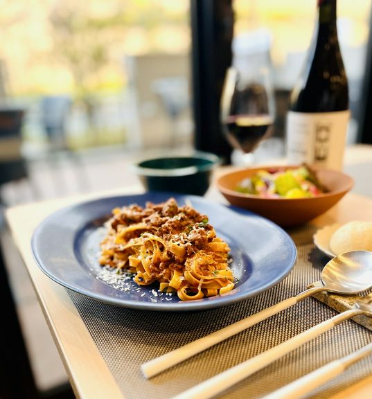 スタイリッシュさと開放感が両立する空間で思い思いの時に憩える