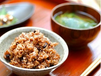 噛むほどにおいしく、幸せ気分！ランチ限定『酵素玄米ごはん』