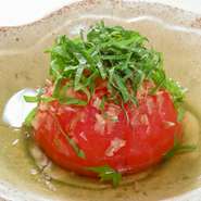 じゅわっと甘い完熟トマトを、特製の優しい出汁にじっくり漬け込みました。