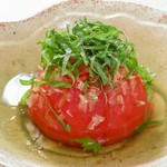 じゅわっと甘い完熟トマトを、特製の優しい出汁にじっくり漬け込みました。