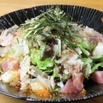 海鮮をふんだんに使用したサラダです。
酒組手作りのドレッシングはさっぱりな味付けとなっておりますので、女性の方にも大人気！！美味しくて健康にも良いので、正に一石二鳥！