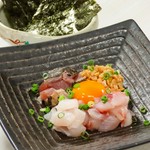 船橋市場で仕入れた新鮮な海鮮と納豆が入った海鮮バクダンです。千葉県の美味しい海苔に乗せてご堪能ください！お腹が喜ぶ美味しさです！