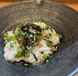 絶品の白子を卵黄しょう油でお召し上がりください。
※季節限定料理です。仕入れ状況により、料金が変動いたしますのでご了承ください。