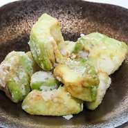 珍しいアボカドの唐揚げです。周りはカリッと中はアボカド特有の濃厚なトロっと感！塩味がこれまたお酒にあってファンになること間違いなし！