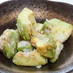 珍しいアボカドの唐揚げです。周りはカリッと中はアボカド特有の濃厚なトロっと感！塩味がこれまたお酒にあってファンになること間違いなし！