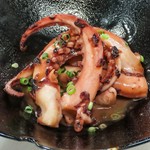 香ばしく焼き上げたイカゲソに、濃厚なバターの風味がじゅわっと絡む一品！