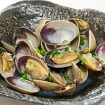 とりあえず大きい！！本当に大きい！！
お値段以上ニ○リじゃないですけど、頼んで間違いなしの料理です。
あさり自体に味がありますので、酒蒸しですが味付けはシンプルですので、素材本来の味をご堪能ください。