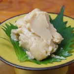 熊本の保存料理で豆腐をもろみ味噌で漬け込んだ料理です！
『うに』に味わいが似ている事から山うにとうふと名付けられたようです！
お酒好きにはたまらない味です。
日本酒と相性抜群ですので、是非ご賞味下さい！