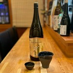 鮨や刺身との相性を追求する濃醇な味わいと、ほど良い吟醸香が持ち味の辛口純米吟醸酒です。グルメな皆様へインパクトたっぷりに「魚にはやっぱり本まぐろ！」とおススメ致します。