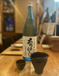 京都府の日本酒で、京都の酒米「京の輝き」を60%まで磨き上げ、醸し上げたこだわりの季節限定酒です。
あらばしりならではの搾ったそのままのフレッシュな味わいと〝無濾過〟ならではの濃厚な、のど越しが特徴です。