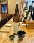新潟県の日本酒です！
しぼりたてならではのフレッシュさと、原酒ならではの重厚感のある味わいです！力強い味わいなので脂の乗った〆さばや、マグロなどと合わせてみてはいかがですか？
