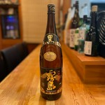 大正5年、霧島酒造創業者・江夏吉助によって初蔵出しされた焼酎は黒麹仕込み。
創業当時の黒麹仕込みのルーツを受け継いだ本格芋焼酎「黒霧島」は、トロッとしたあまみと、キリッとした後切れが特長。