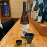 米の旨みにキレの良い後口を組み合わせた純米酒です。香りはあくまで控えめで、酔鯨特有の酸味があり、幅があるのにキレがある味わいに仕上がっております。お料理との相性が良く食中酒に最適です。