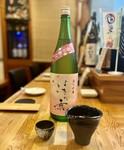 滋賀県の日本酒で、口当たりが柔らかで、きめ細かく品の良い旨味と柑橘系の酸が相まって、爽やかな飲み口になっております！ラベルも可愛らしいので、是非ご注文の際に見てみてください