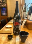 秋田県の日本酒で、後味の鋭いキレが特徴のお酒です！辛口の日本酒好きを唸らせる一本です！