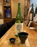 長野県木曽郡の日本酒で、口当たりは爽やかですが、口の中に広がると旨みを感じます！味の濃い料理にも負けないのでクリームチーズの牡蠣醤油漬けや磯つぶ貝の煮付け等と相性抜群です！