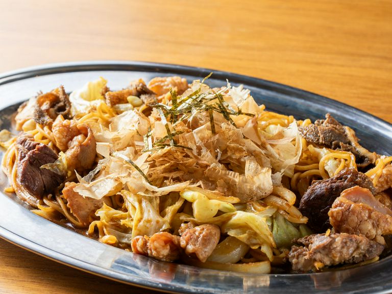 甘めの味噌ダレが絶品！『ホルモン焼きそば』