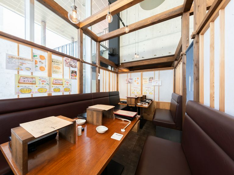 全席半個室。吹抜け天井など開放感のあるオシャレ空間で憩える