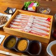 デート、ご夫妻での食事などにもピッタリの店。メインの肉・だし・タレの組み合わせで、無限大の味の組み合わせが可能なので、おいしさに加え、楽しさも抜群。松江駅の近くにあり、旅行中の島根グルメにも◎。