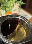 どの出汁にしようか迷ったときはコレ！
一つのお鍋で二種の出汁を味わえます

