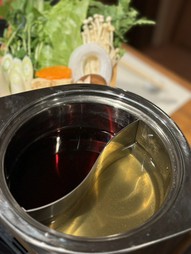 どの出汁にしようか迷ったときはコレ！
一つのお鍋で二種の出汁を味わえます
